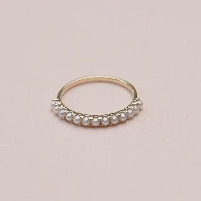 360 video of mini pearl and solid gold ring