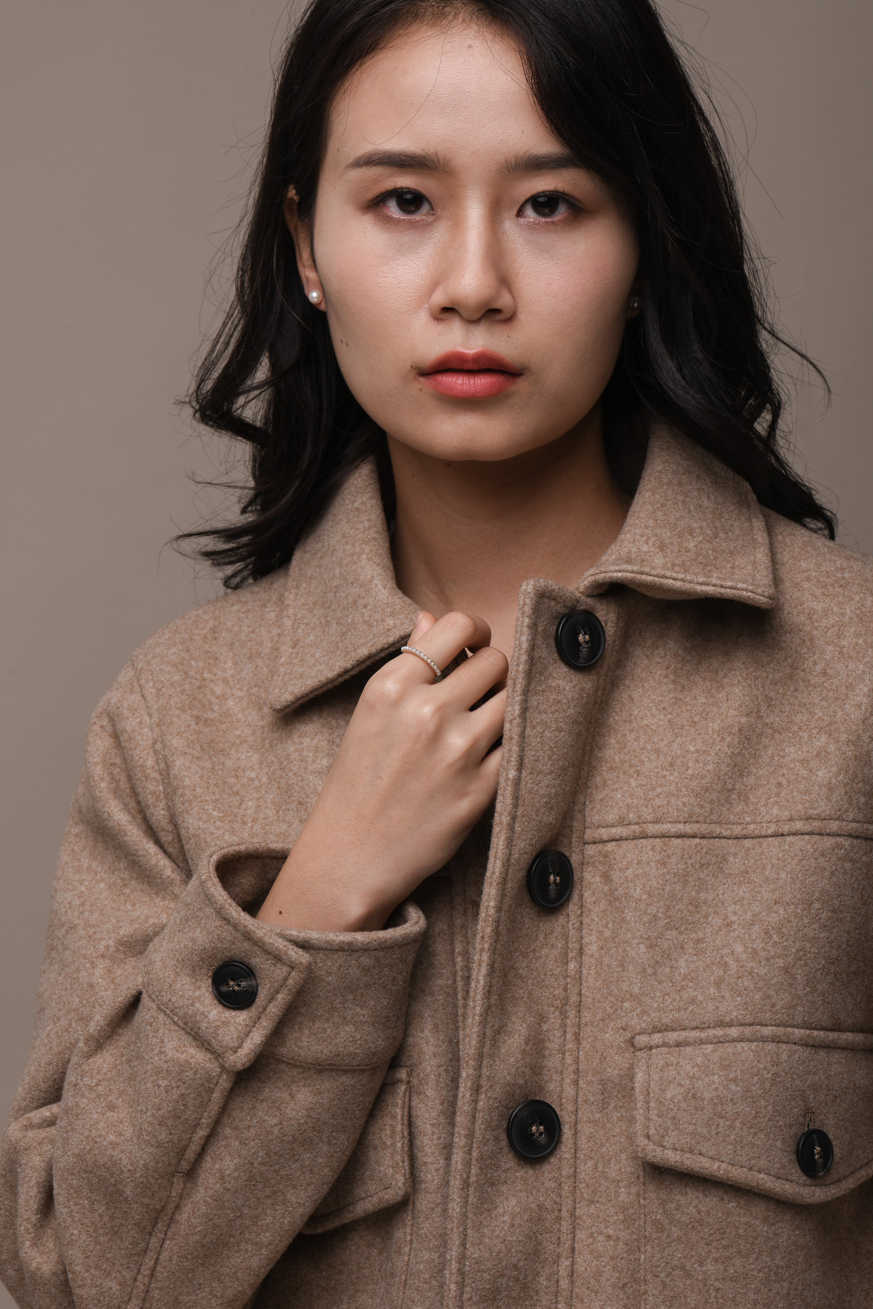 Model wearing mini pearl and solid gold ring