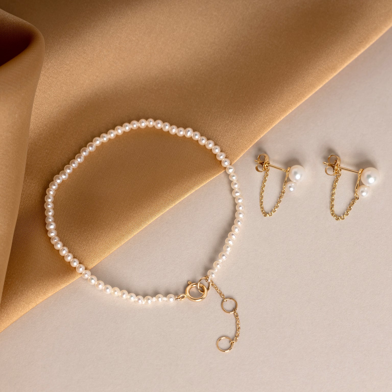 Freshwater pearl and solid gold bracelet and earrings