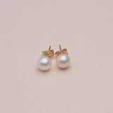 360 video of freshwater pearl and solid gold earrings