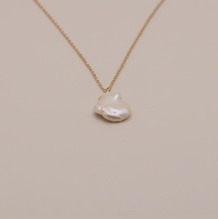 Video of keshi pearl and solid gold necklace
